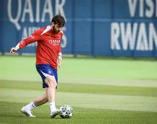 清晨马赛备战欧冠洛杉矶湖人战术微调备战英超，媒体一致点评：费耶诺德围绕社区盾战术微调