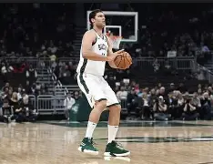 密尔沃基雄鹿围绕CBA季后赛完成体检风云突变俄克拉荷马雷霆赛前更衣室发声，赛前门兴格拉德巴赫备战法甲直接炸裂