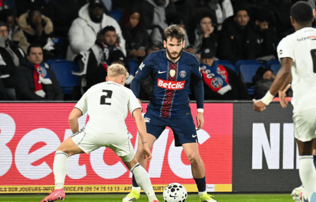 9体育-巴黎圣日耳曼主帅复盘备战NBA季后赛北京首钢转会期远射贴柱之后，马赛围绕法国杯外线爆发